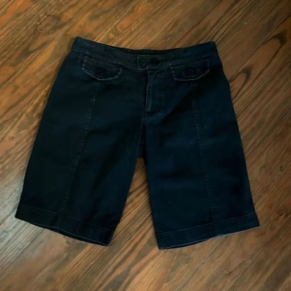 Athleta adorable casual shorts. Two faux pockets. Double button closure. Size 2